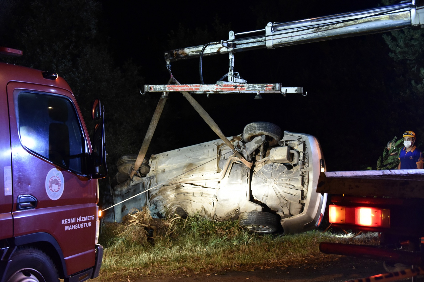 Otomobili dereye uçmaktan yol kenarındaki ağaç kurtardı 16