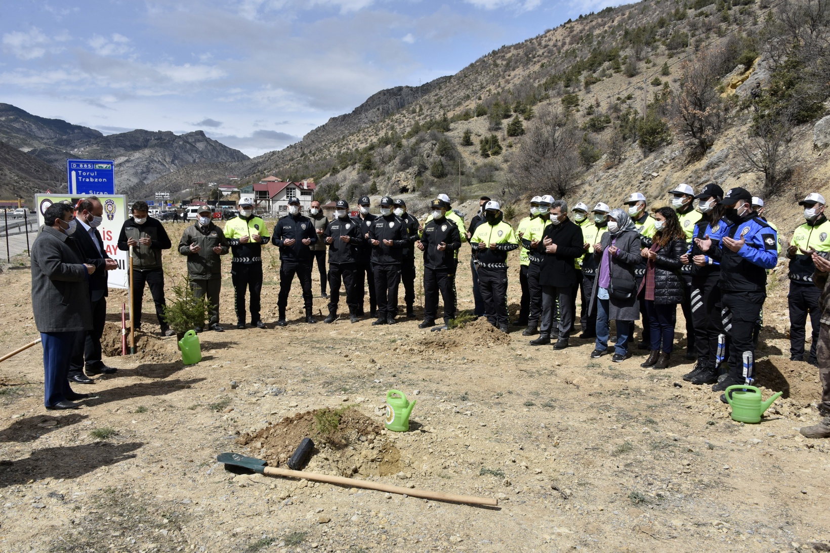 Gümüşhane’de Polis Haftası kapsamında fidan dikildi, lokma dağıtıldı 14