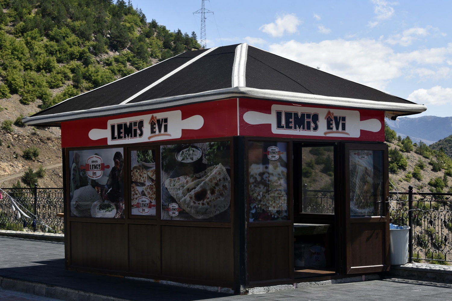 Adrenalin tutkunları Torul Kalesi Cam Seyir terasına akın ediyor 12