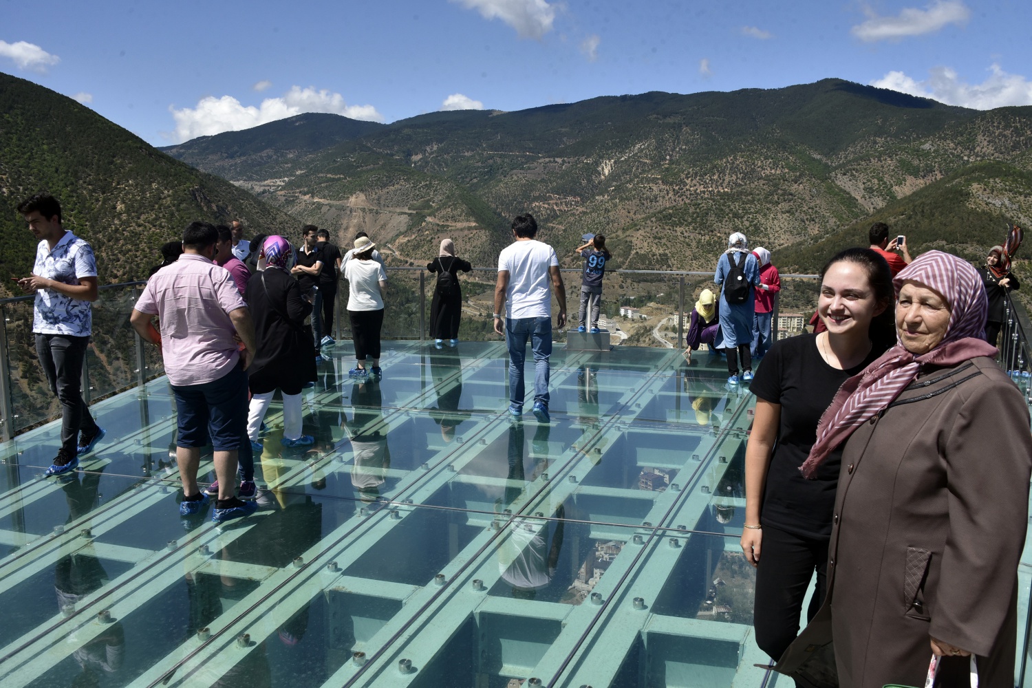 Adrenalin tutkunları Torul Kalesi Cam Seyir terasına akın ediyor 13