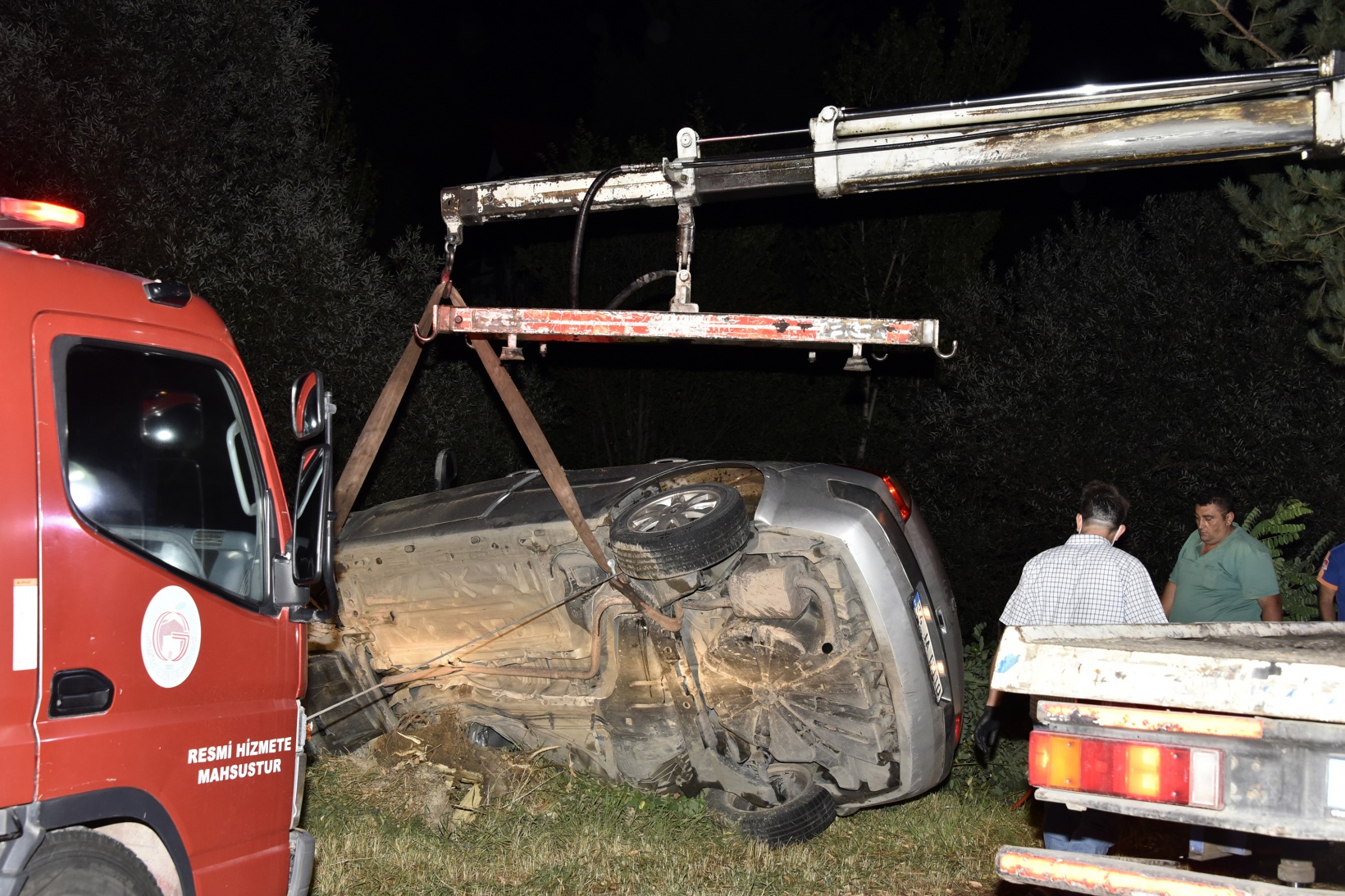 Otomobili dereye uçmaktan yol kenarındaki ağaç kurtardı 20