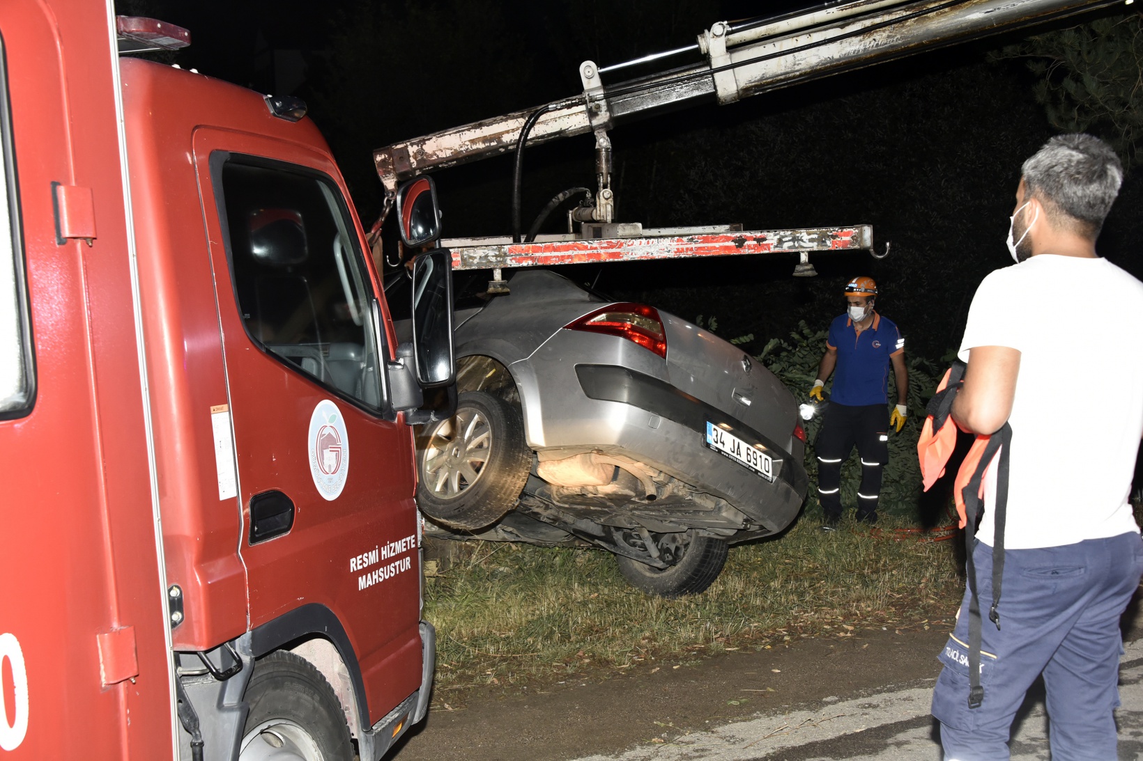 Otomobili dereye uçmaktan yol kenarındaki ağaç kurtardı 19