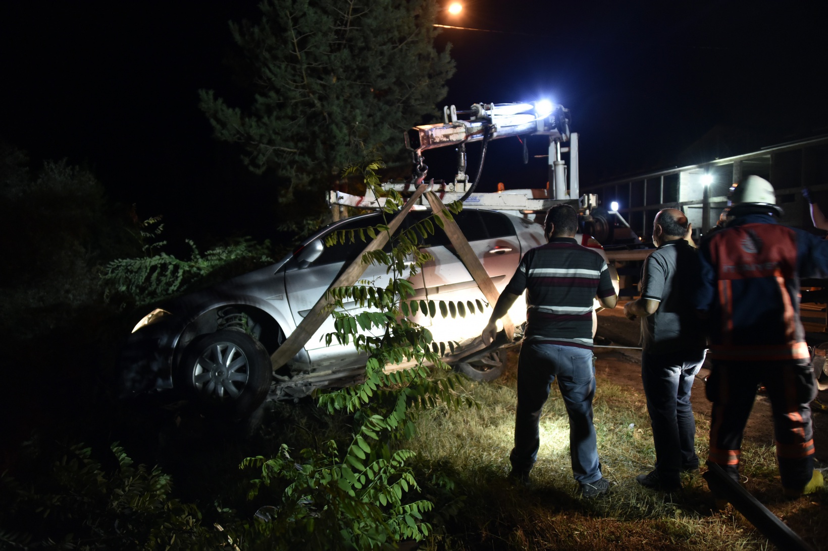 Otomobili dereye uçmaktan yol kenarındaki ağaç kurtardı 1