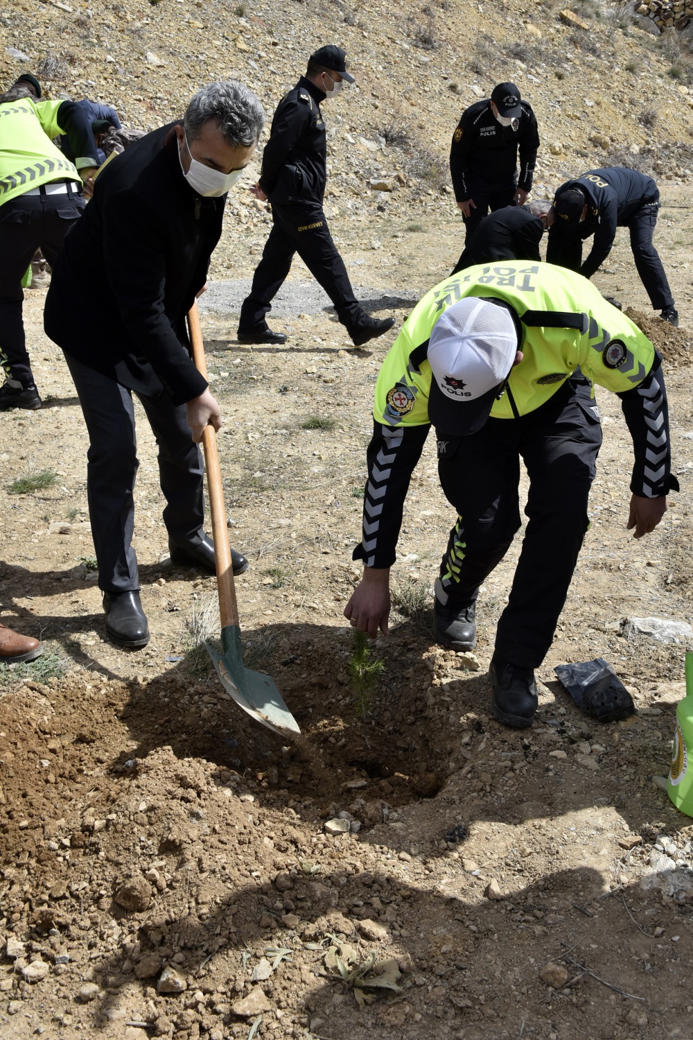 Gümüşhane’de Polis Haftası kapsamında fidan dikildi, lokma dağıtıldı 13