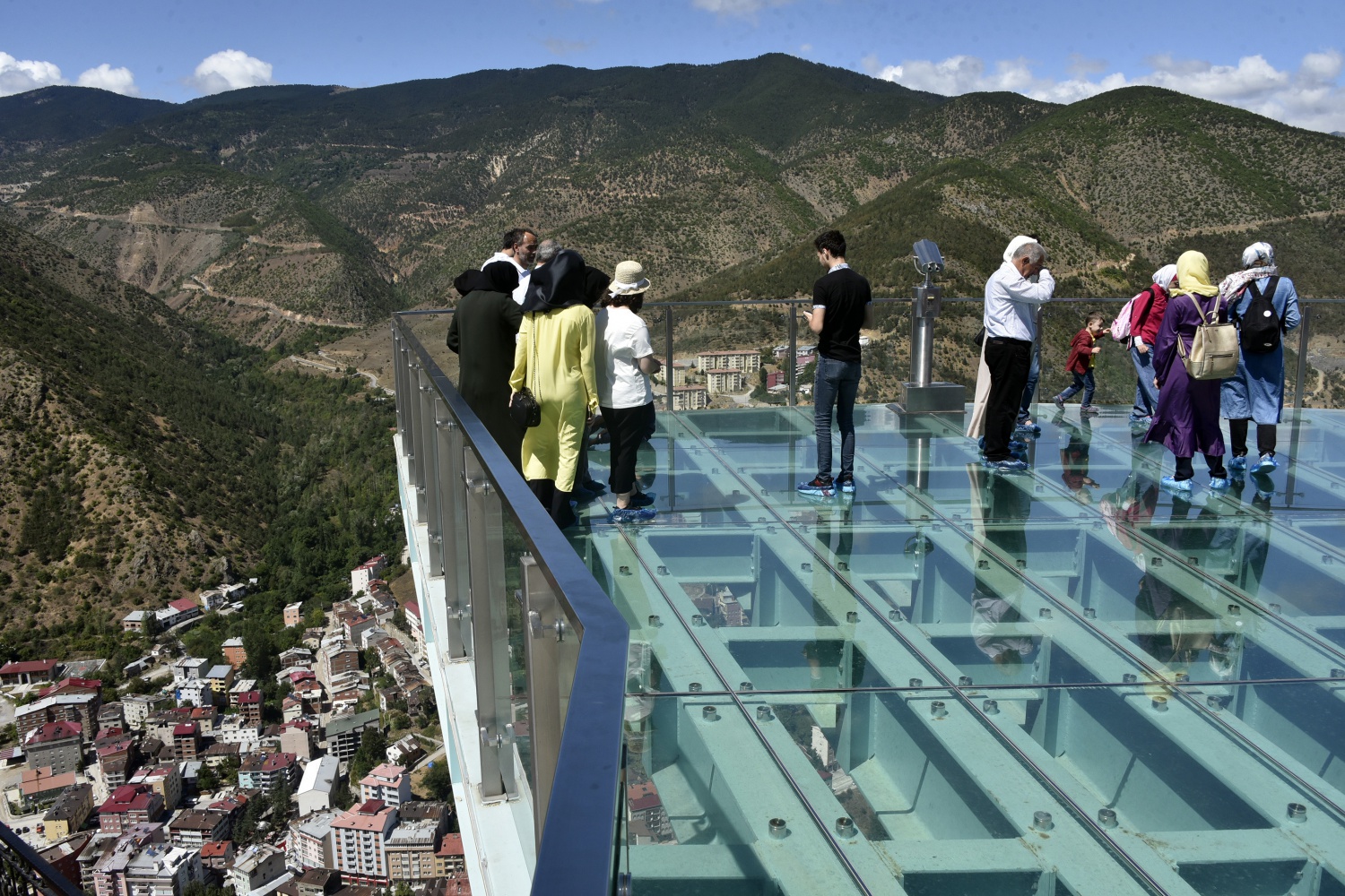 Adrenalin tutkunları Torul Kalesi Cam Seyir terasına akın ediyor 15