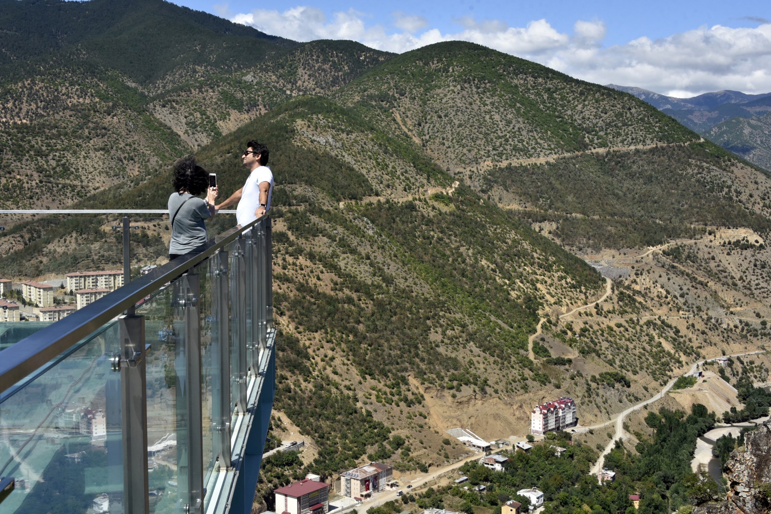 Adrenalin tutkunları Torul Kalesi Cam Seyir terasına akın ediyor 21