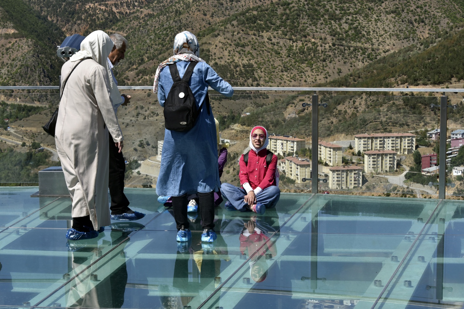 Adrenalin tutkunları Torul Kalesi Cam Seyir terasına akın ediyor 7