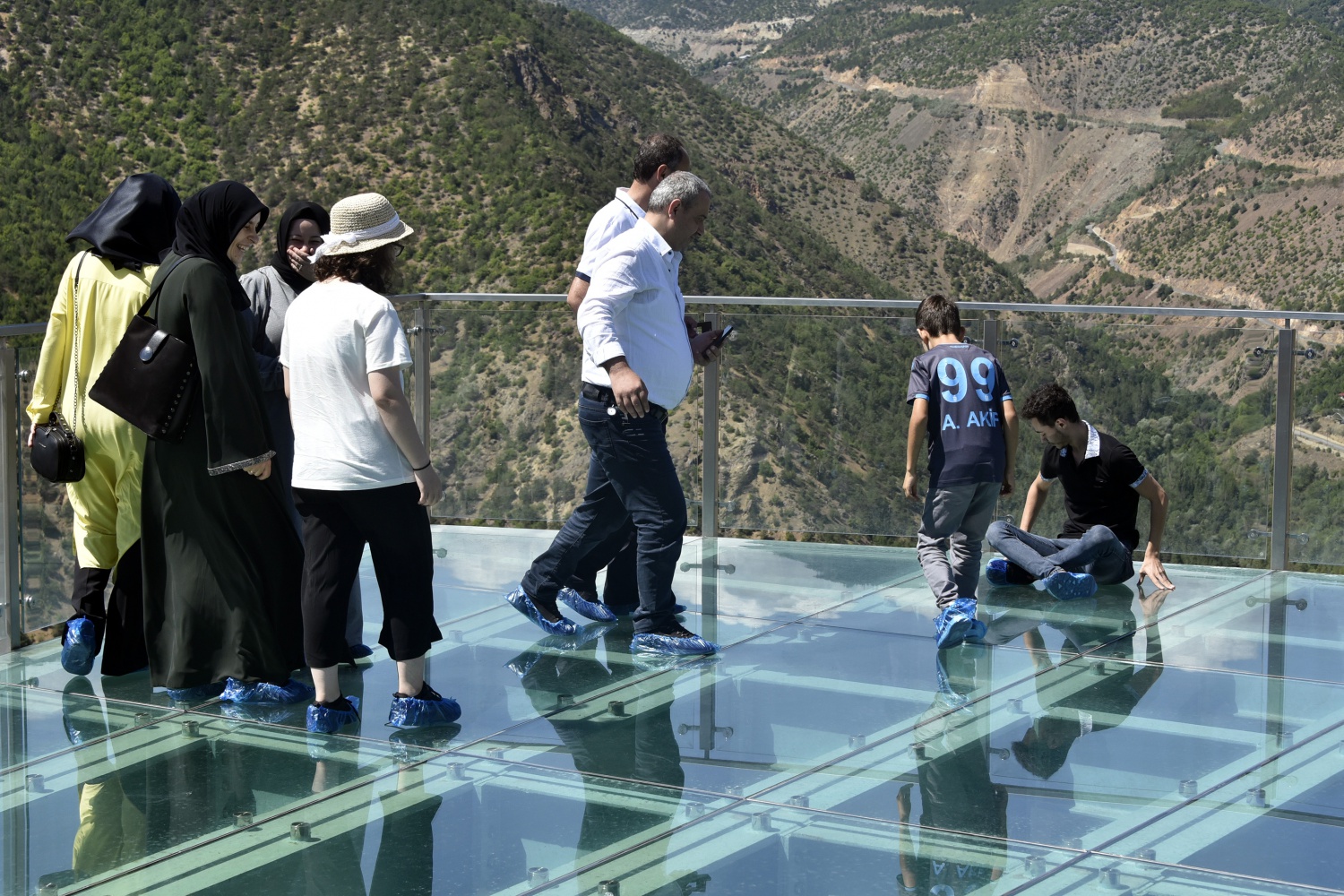 Adrenalin tutkunları Torul Kalesi Cam Seyir terasına akın ediyor 4