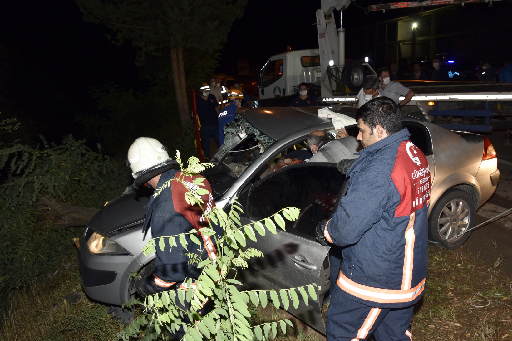 Otomobili dereye uçmaktan yol kenarındaki ağaç kurtardı 9