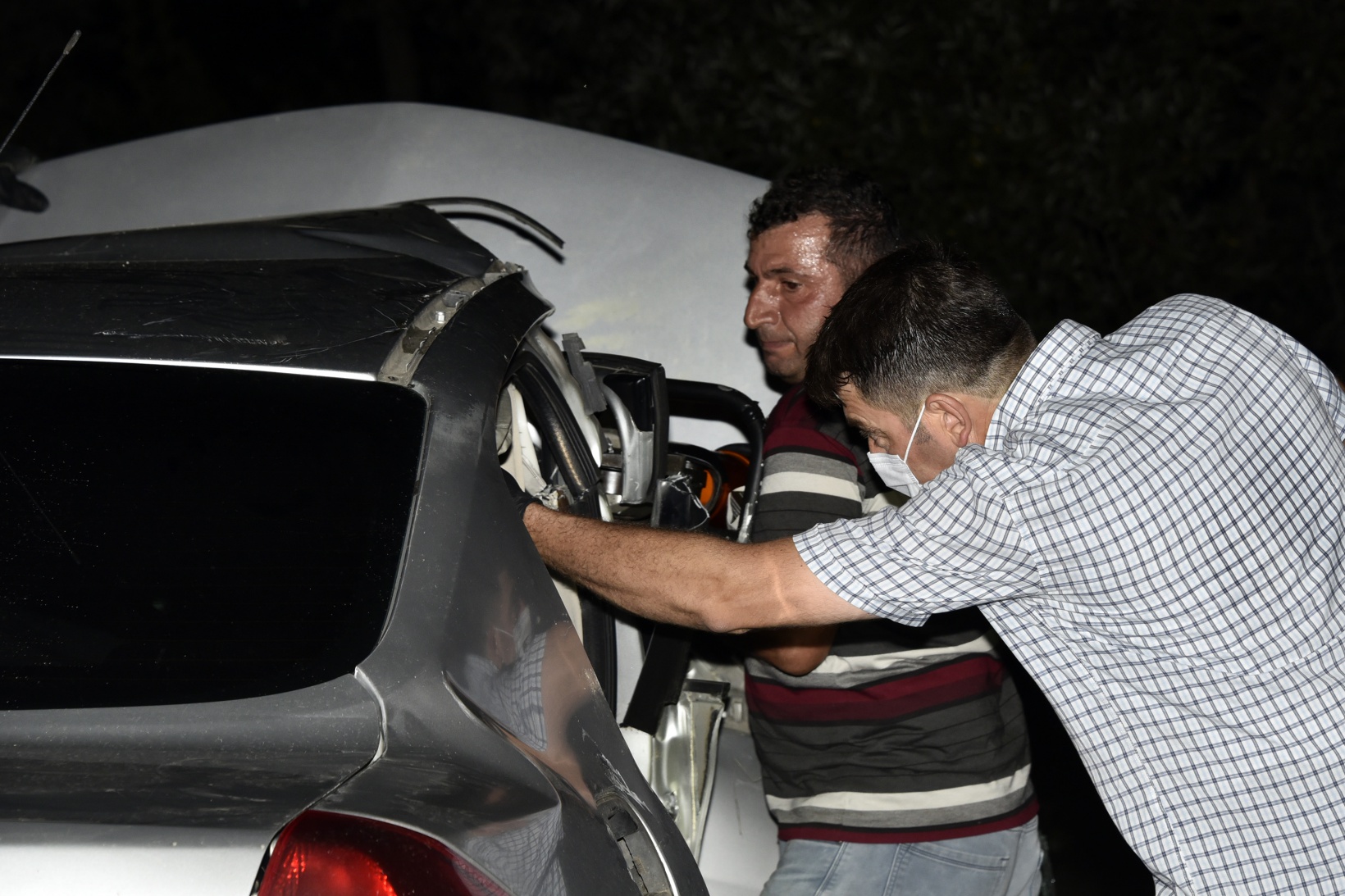 Otomobili dereye uçmaktan yol kenarındaki ağaç kurtardı 7