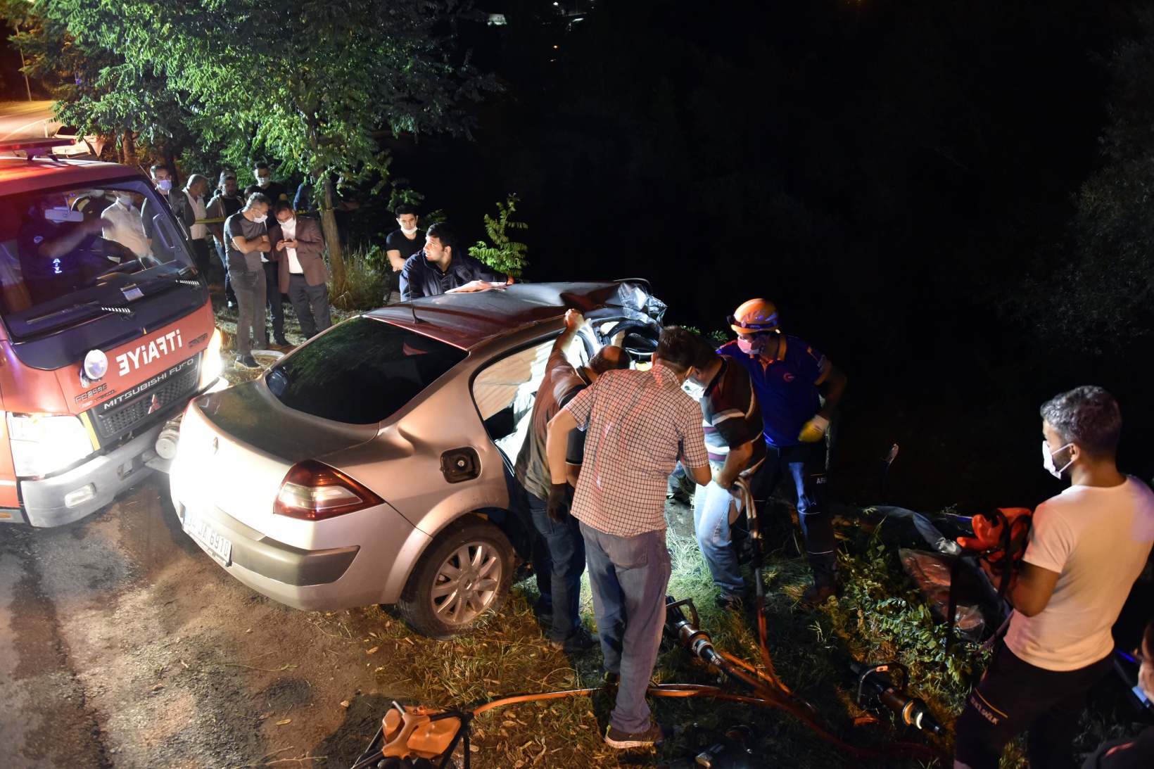 Otomobili dereye uçmaktan yol kenarındaki ağaç kurtardı 12