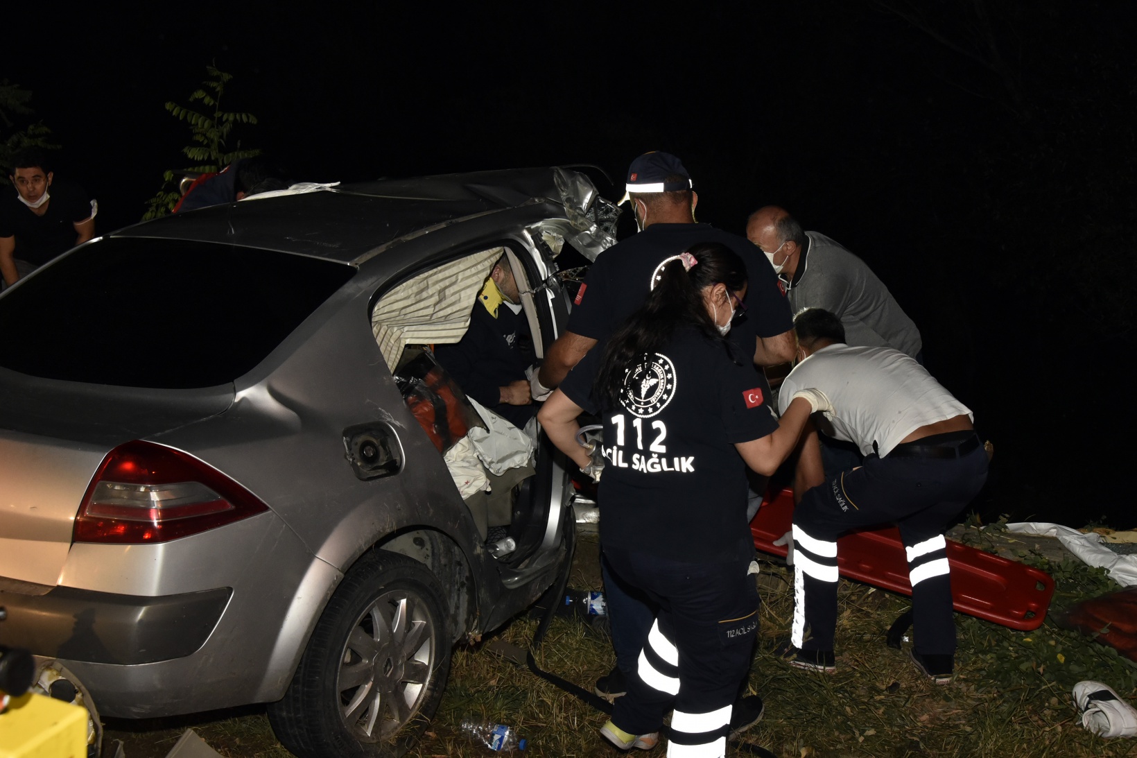 Otomobili dereye uçmaktan yol kenarındaki ağaç kurtardı 5