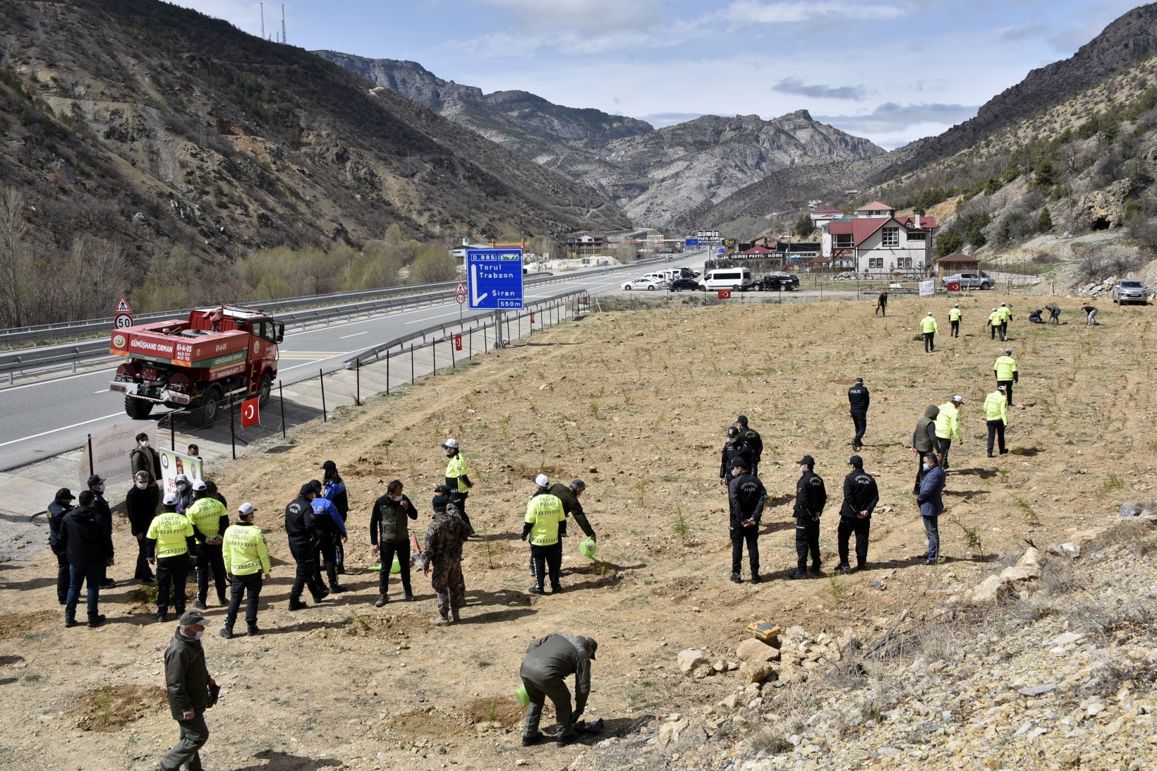 Gümüşhane’de Polis Haftası kapsamında fidan dikildi, lokma dağıtıldı 16