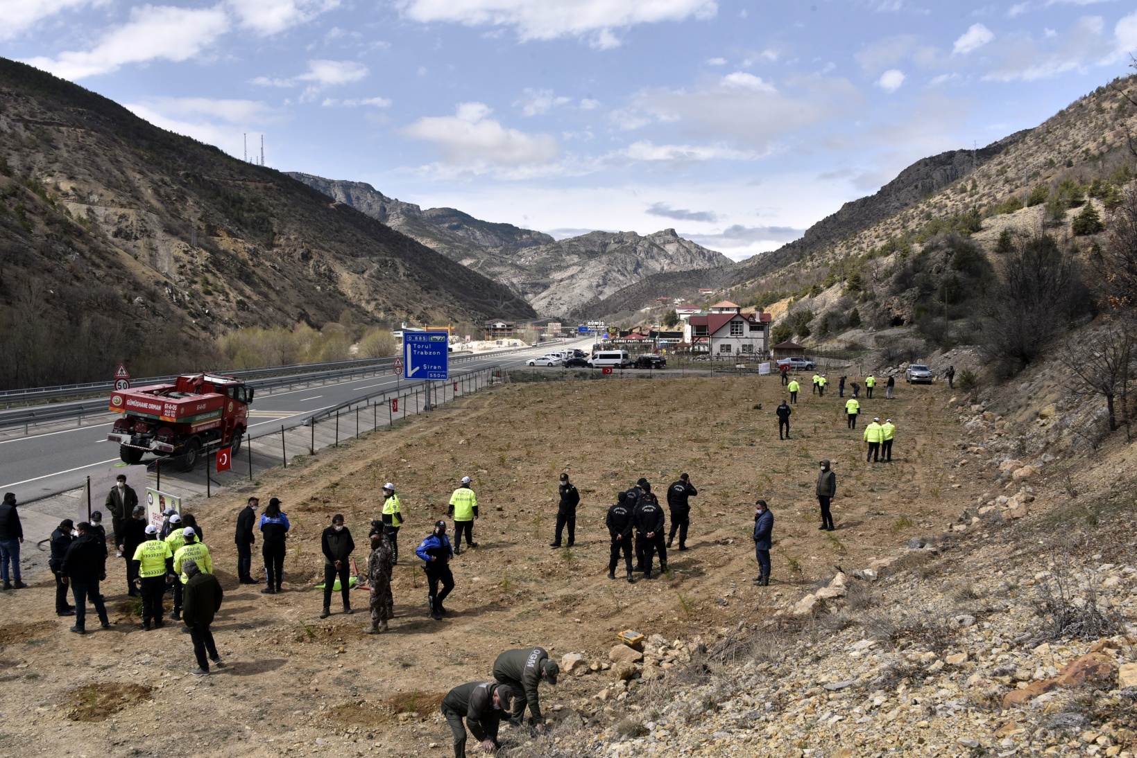 Gümüşhane’de Polis Haftası kapsamında fidan dikildi, lokma dağıtıldı 15