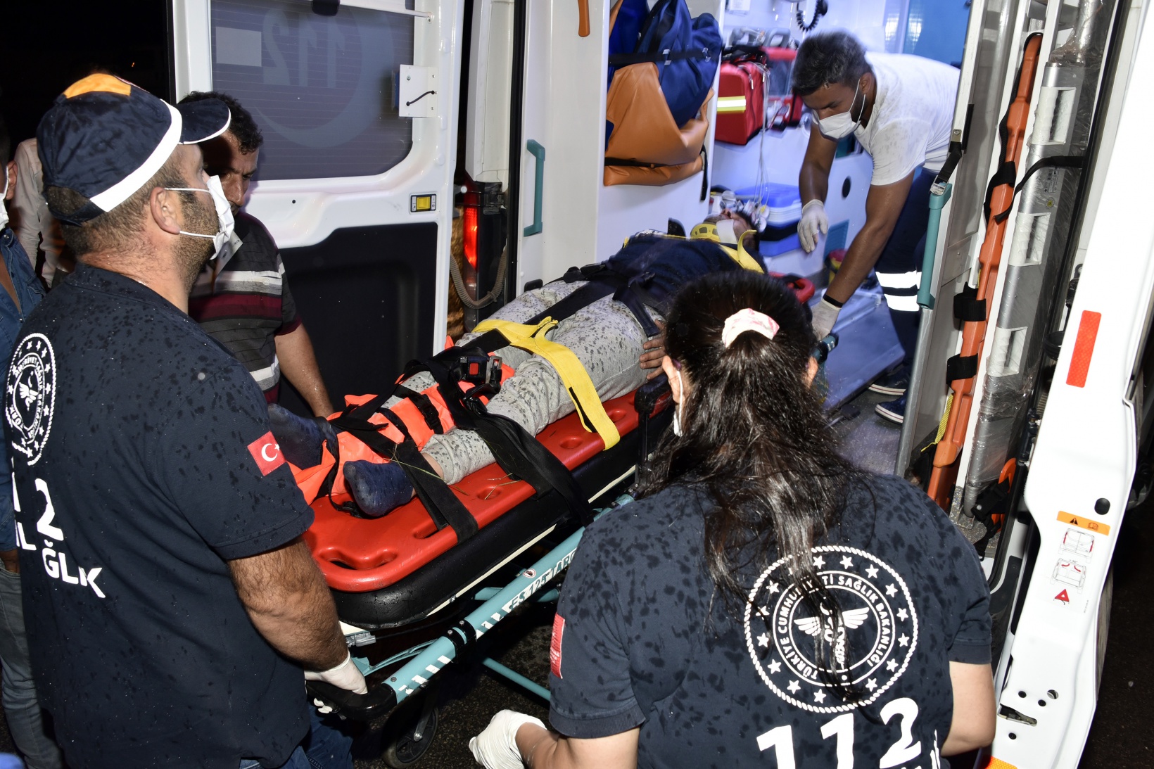 Otomobili dereye uçmaktan yol kenarındaki ağaç kurtardı 10