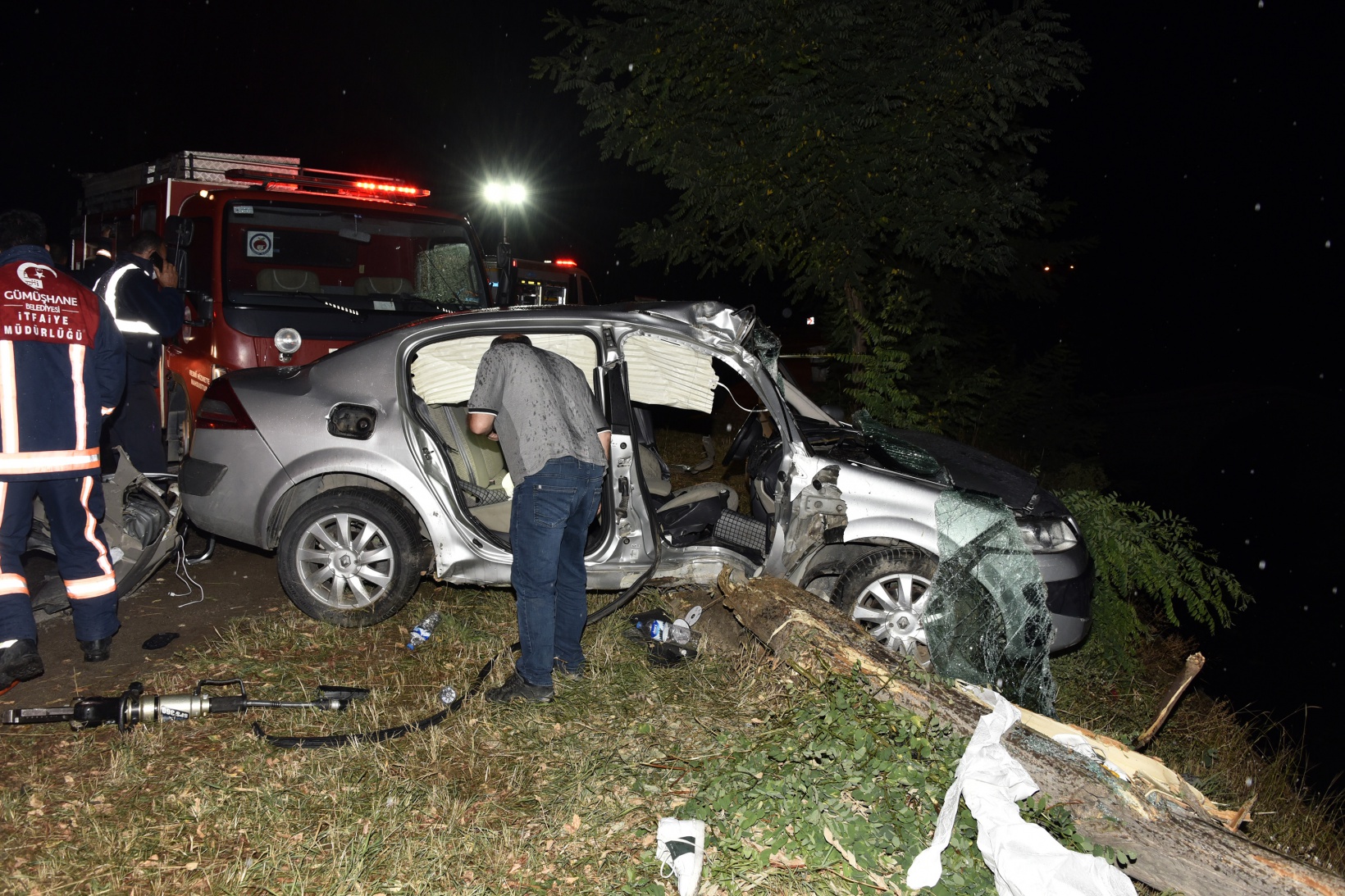 Otomobili dereye uçmaktan yol kenarındaki ağaç kurtardı 14