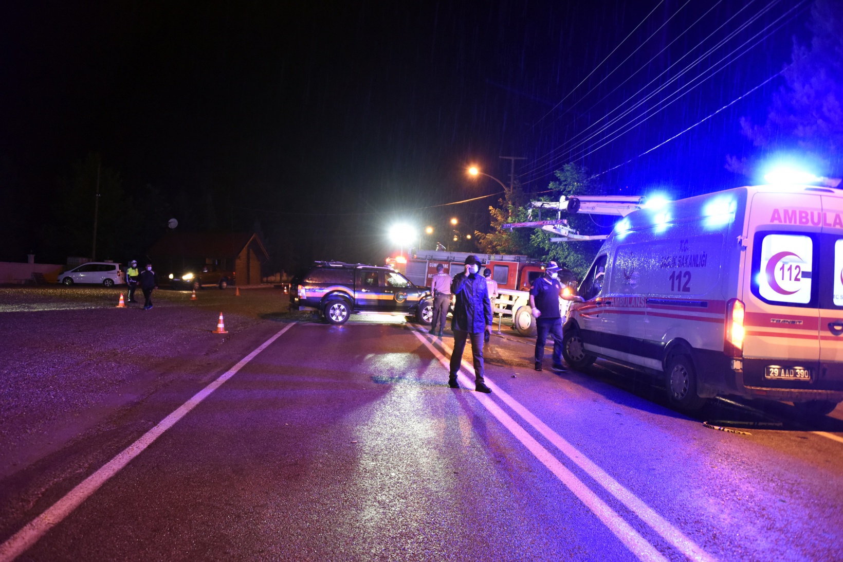 Otomobili dereye uçmaktan yol kenarındaki ağaç kurtardı 17