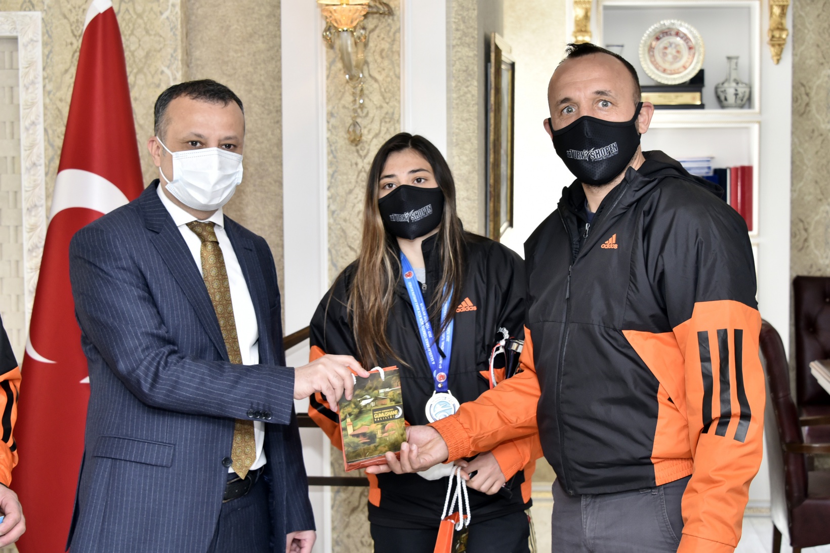 Vali Taşbilek şampiyon kickboksçu Azizoğlu’nu kabul etti 9