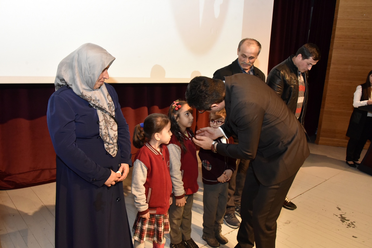 Vali Memiş’ten 'Bayrak sevdalısı' minik öğrencilere hediye yağmuru 9