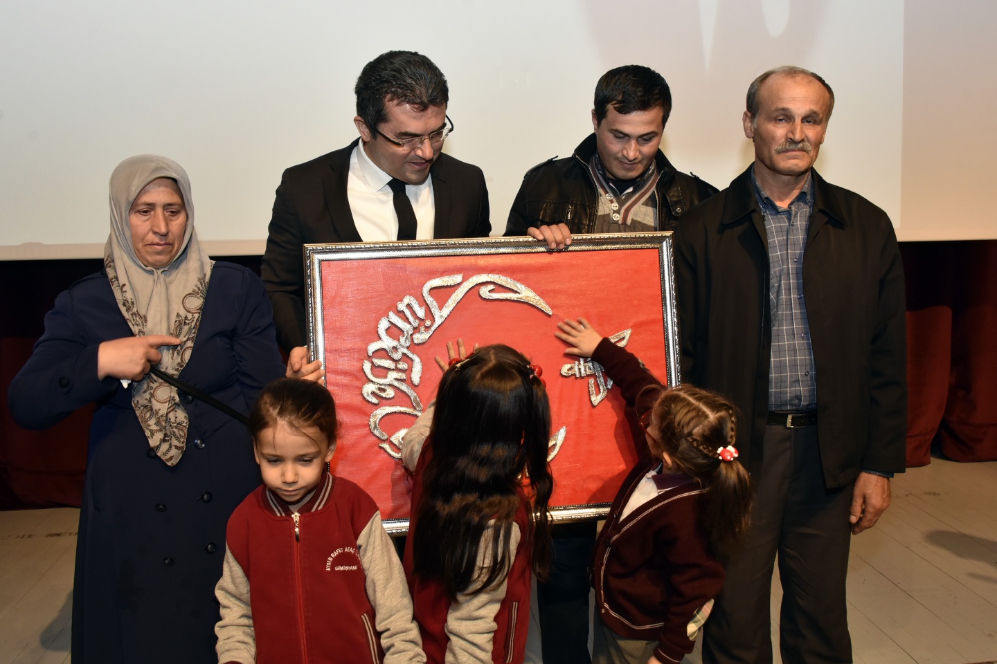 Vali Memiş’ten 'Bayrak sevdalısı' minik öğrencilere hediye yağmuru 1