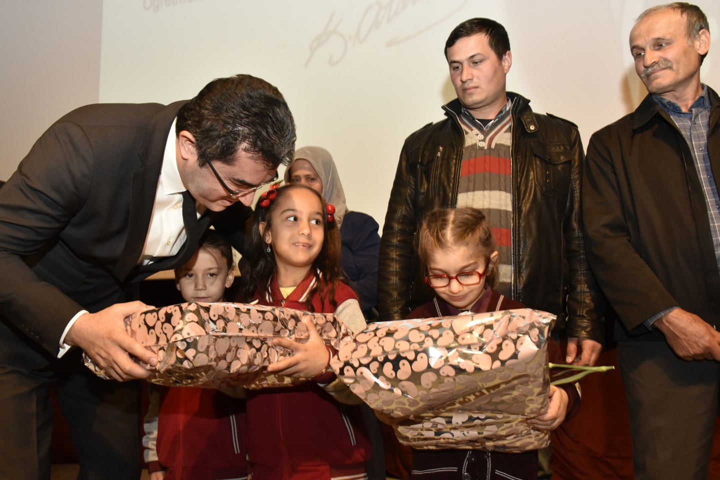 Vali Memiş’ten 'Bayrak sevdalısı' minik öğrencilere hediye yağmuru 2