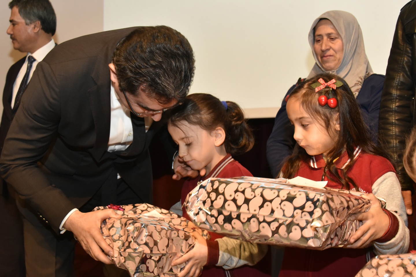 Vali Memiş’ten 'Bayrak sevdalısı' minik öğrencilere hediye yağmuru 3