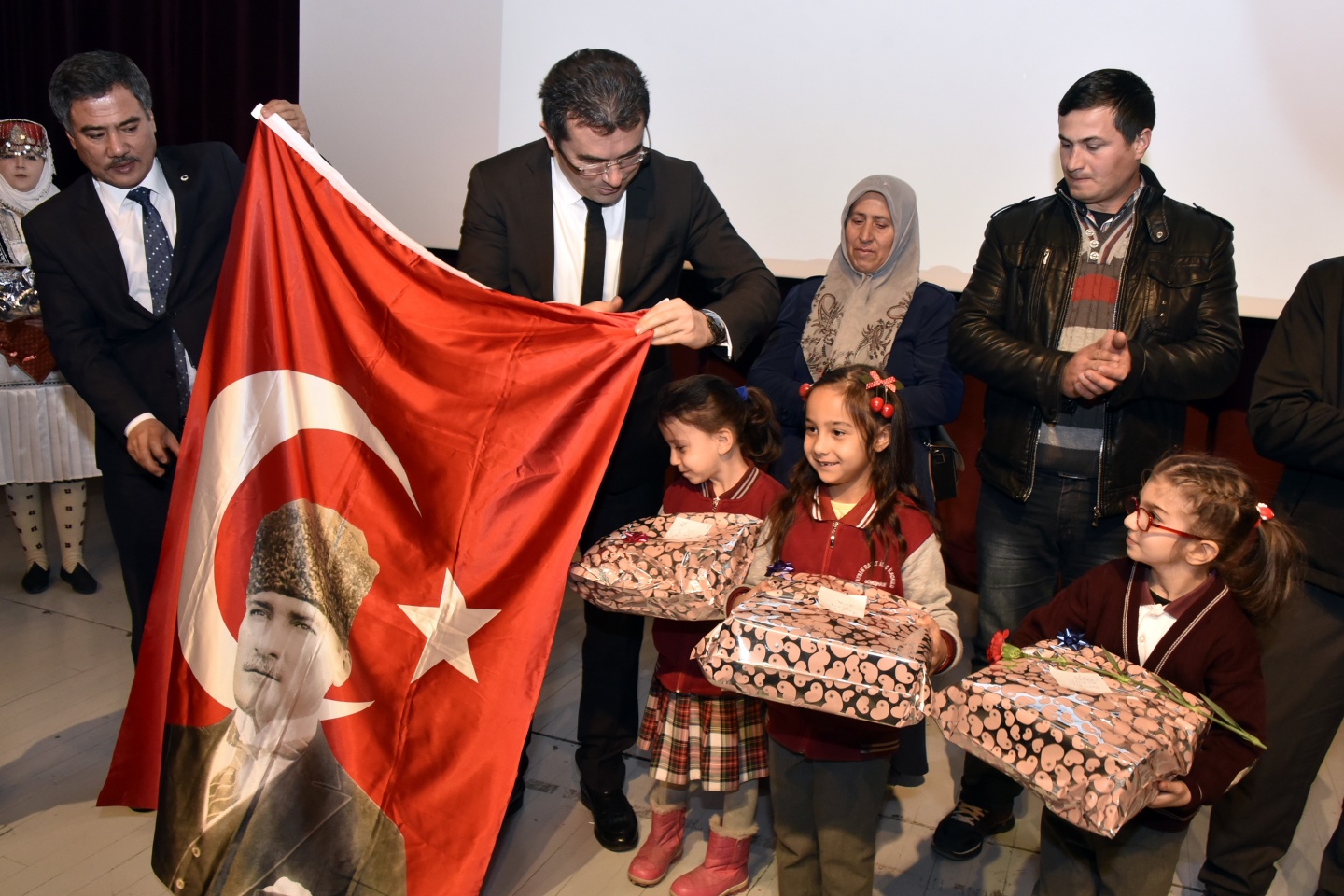 Vali Memiş’ten 'Bayrak sevdalısı' minik öğrencilere hediye yağmuru 7