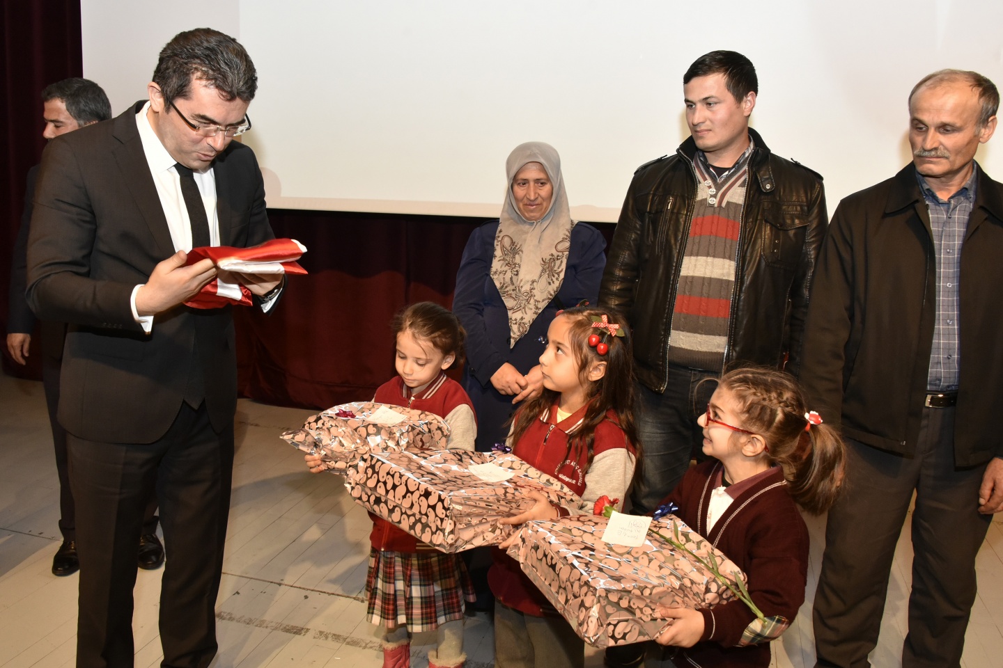 Vali Memiş’ten 'Bayrak sevdalısı' minik öğrencilere hediye yağmuru 4