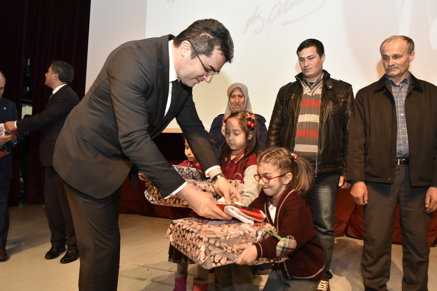 Vali Memiş’ten 'Bayrak sevdalısı' minik öğrencilere hediye yağmuru 5