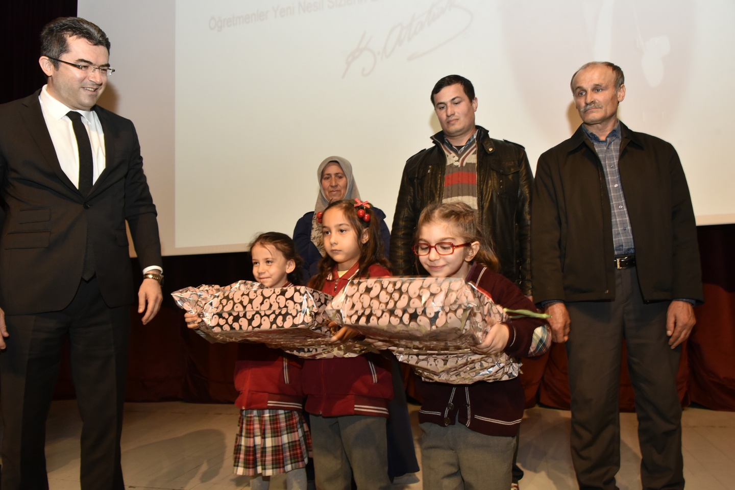 Vali Memiş’ten 'Bayrak sevdalısı' minik öğrencilere hediye yağmuru 6