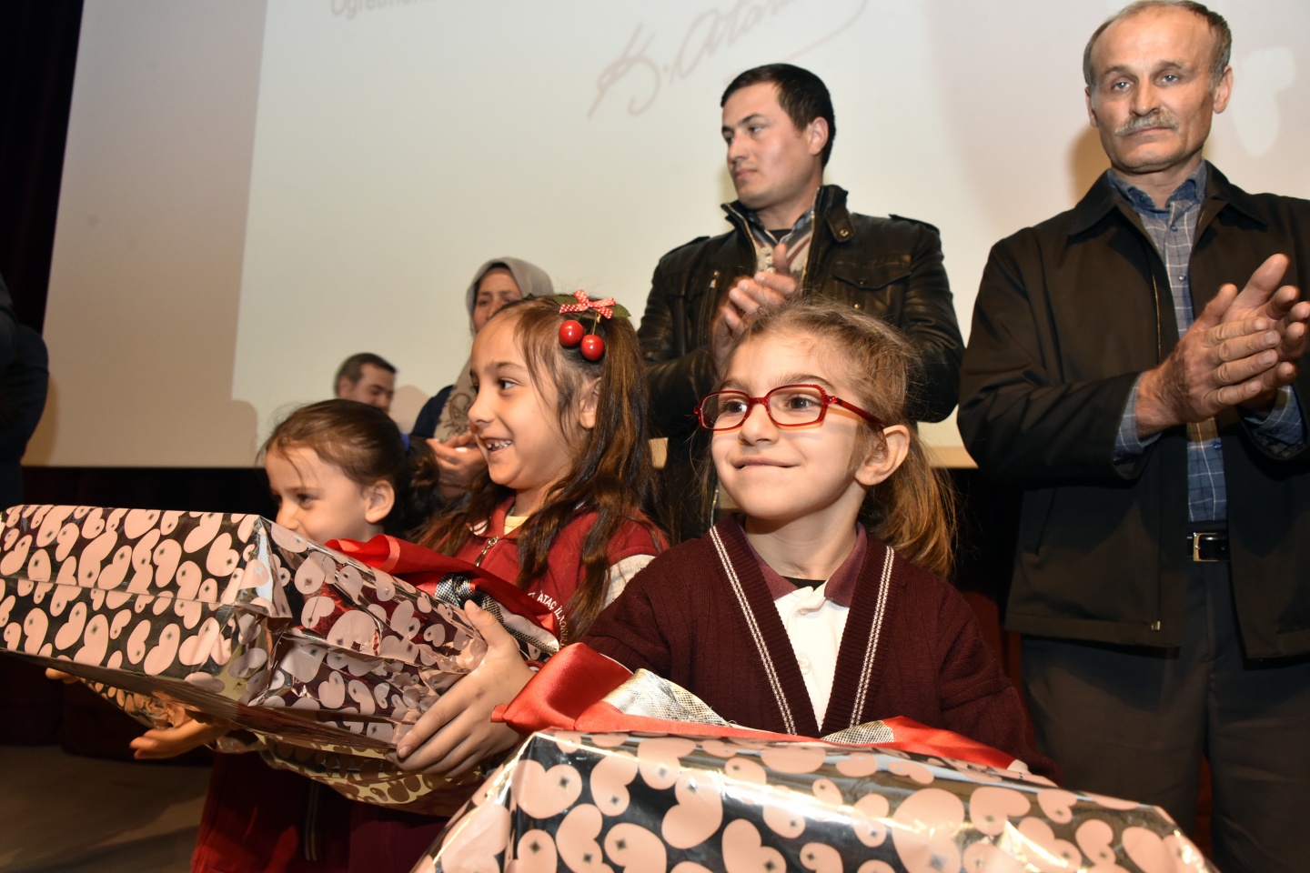 Vali Memiş’ten 'Bayrak sevdalısı' minik öğrencilere hediye yağmuru 8