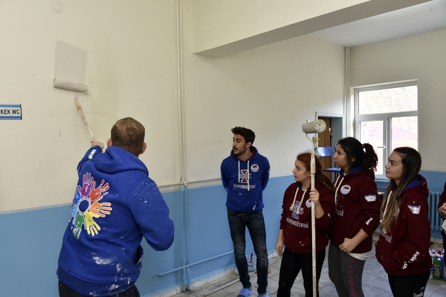 Bin 100 kilometreden gelip Gümüşhane’de köy okulunu tamir ediyorlar 4