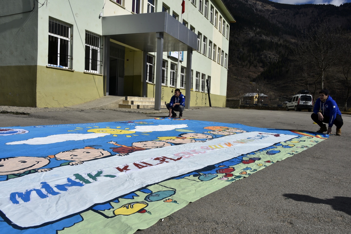 Bin 100 kilometreden gelip Gümüşhane’de köy okulunu tamir ediyorlar 3