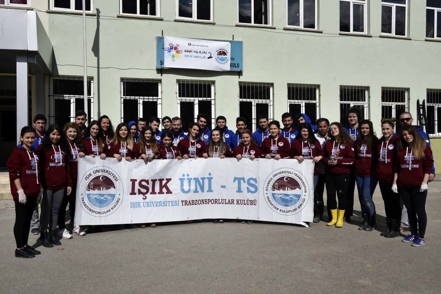 Bin 100 kilometreden gelip Gümüşhane’de köy okulunu tamir ediyorlar 7