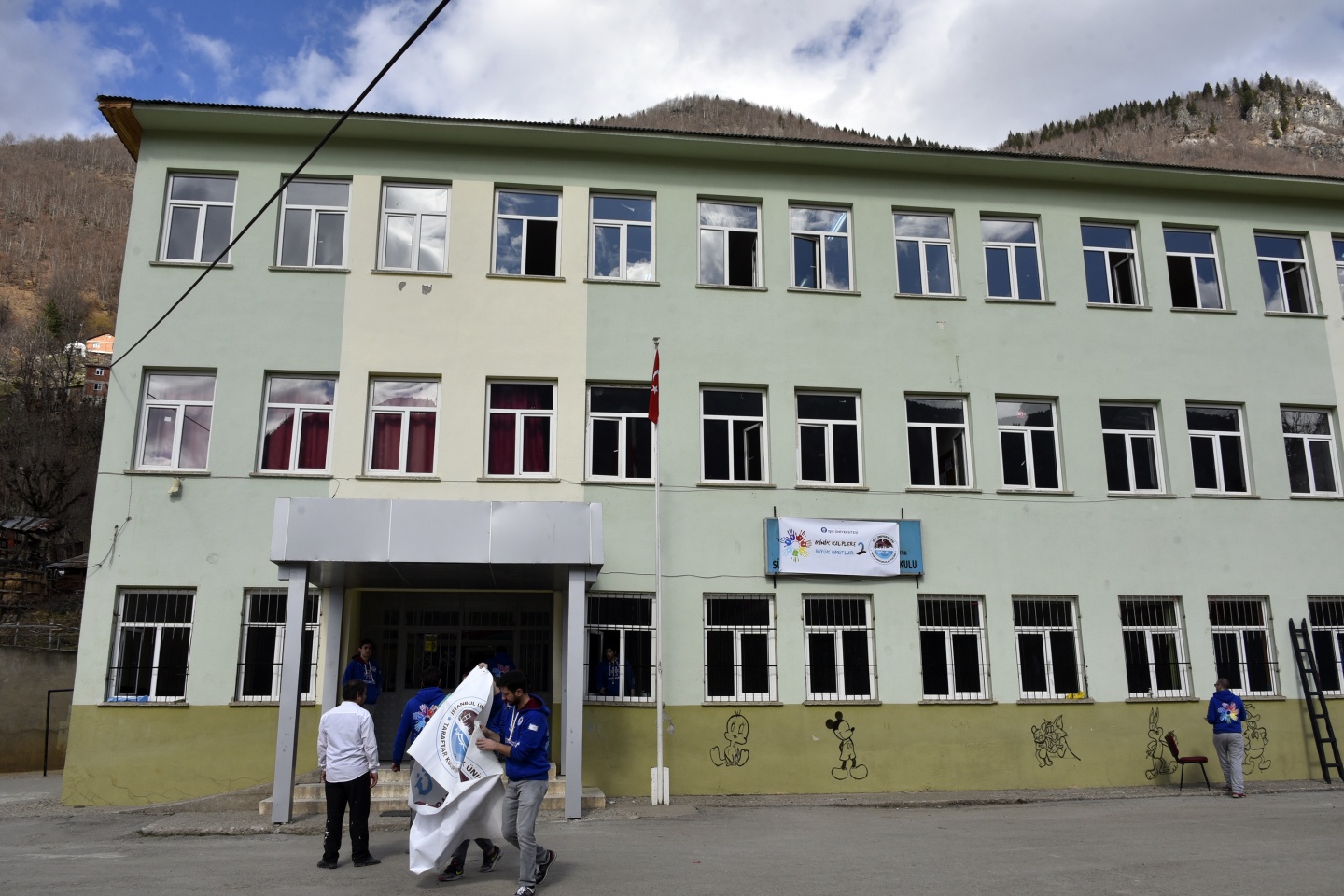 Bin 100 kilometreden gelip Gümüşhane’de köy okulunu tamir ediyorlar 8