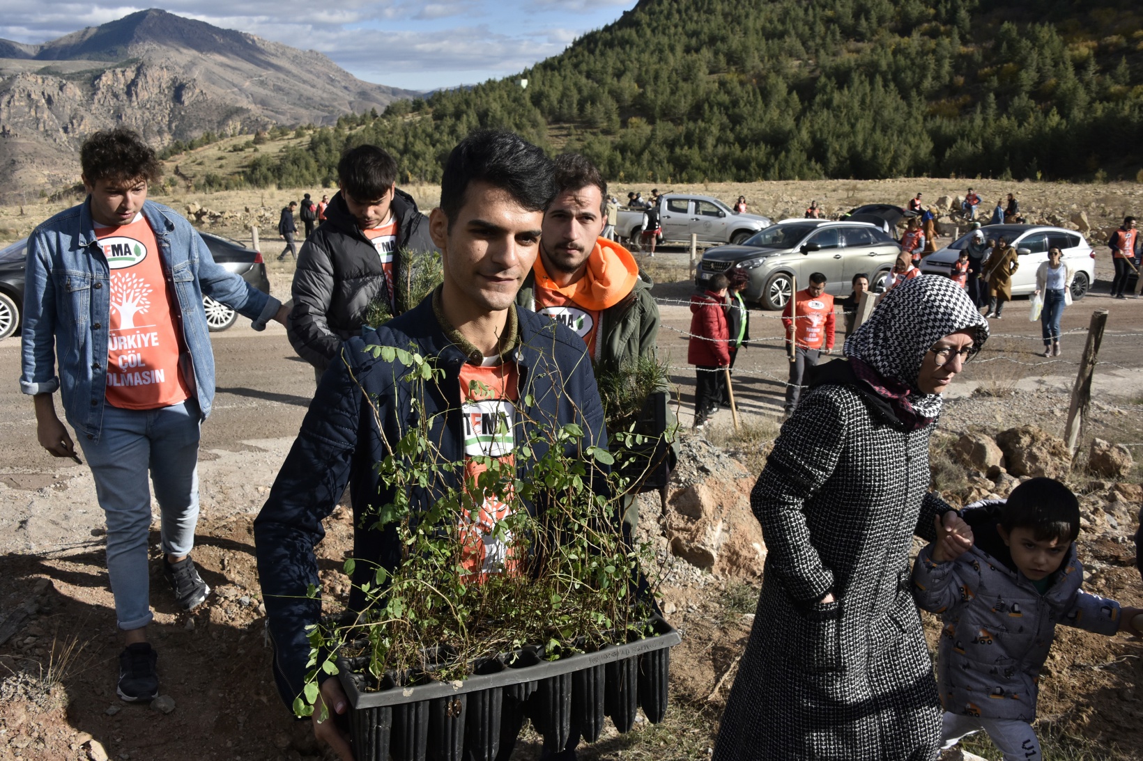 Cumhuriyet Bayramı’nda 200 fidanı toprakla buluşturdular 4