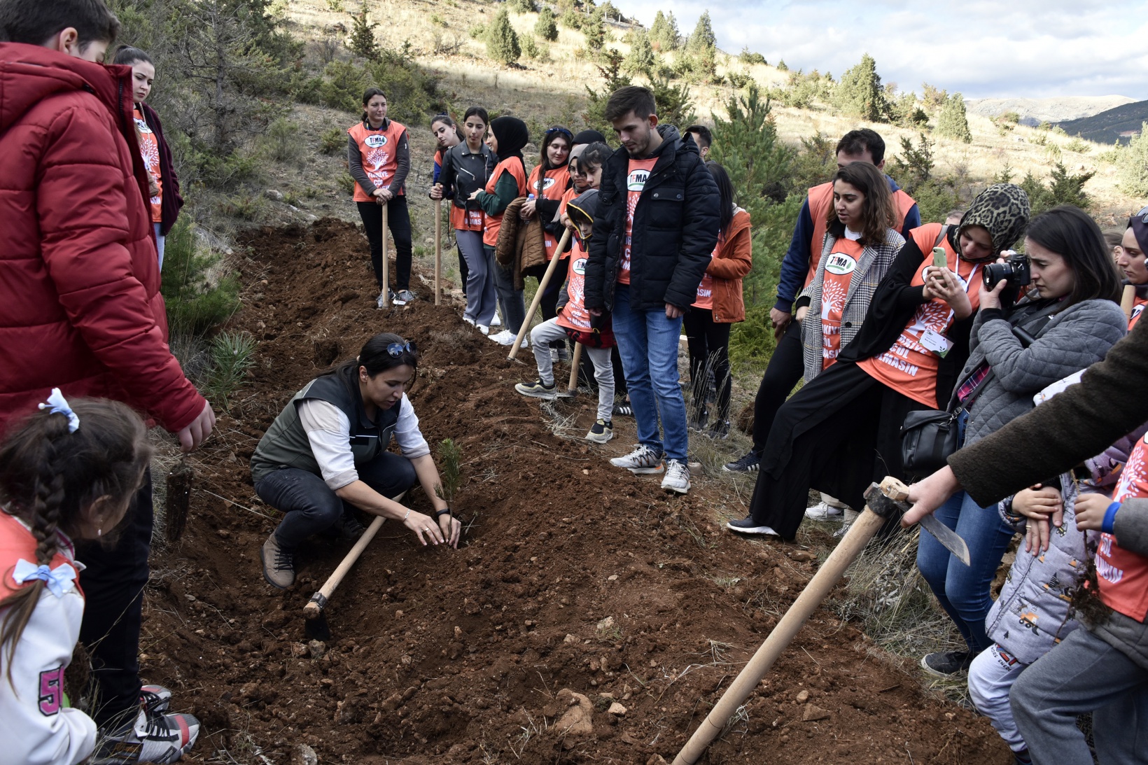 Cumhuriyet Bayramı’nda 200 fidanı toprakla buluşturdular 6
