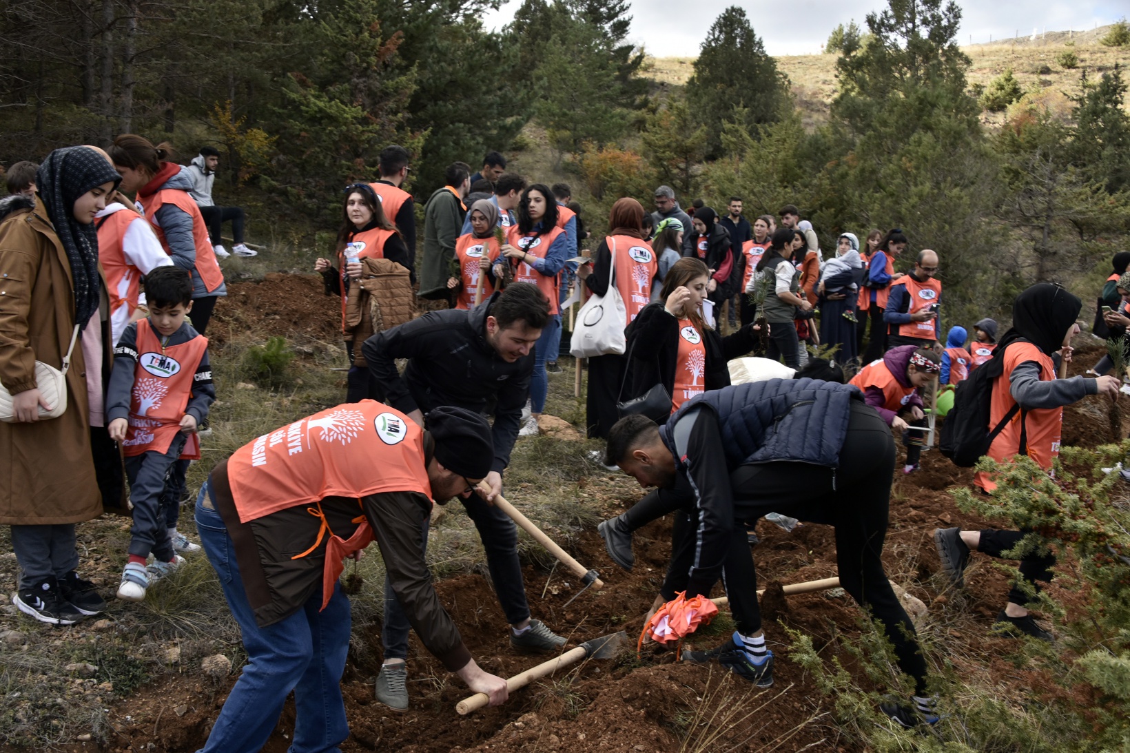 Cumhuriyet Bayramı’nda 200 fidanı toprakla buluşturdular 3