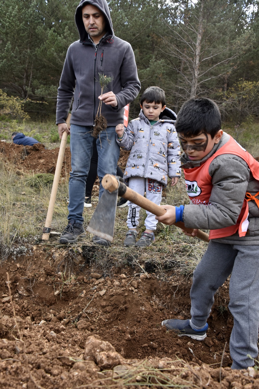Cumhuriyet Bayramı’nda 200 fidanı toprakla buluşturdular 12