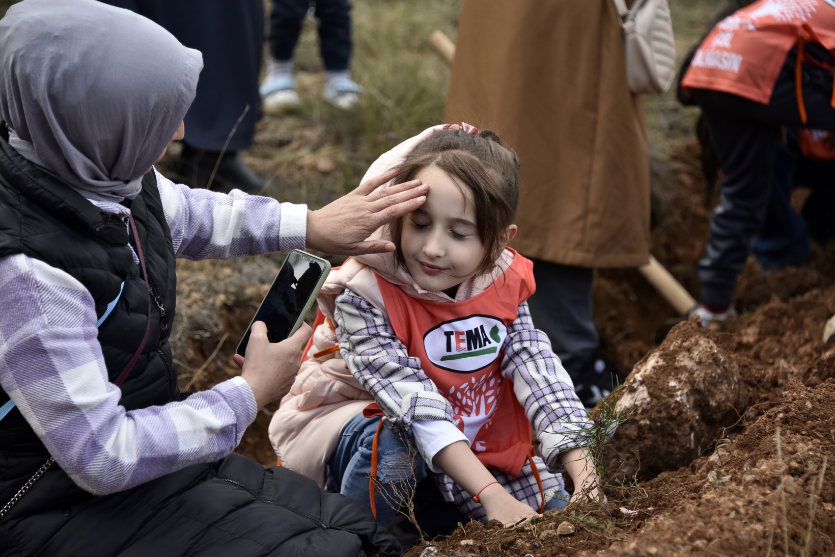 Cumhuriyet Bayramı’nda 200 fidanı toprakla buluşturdular 13