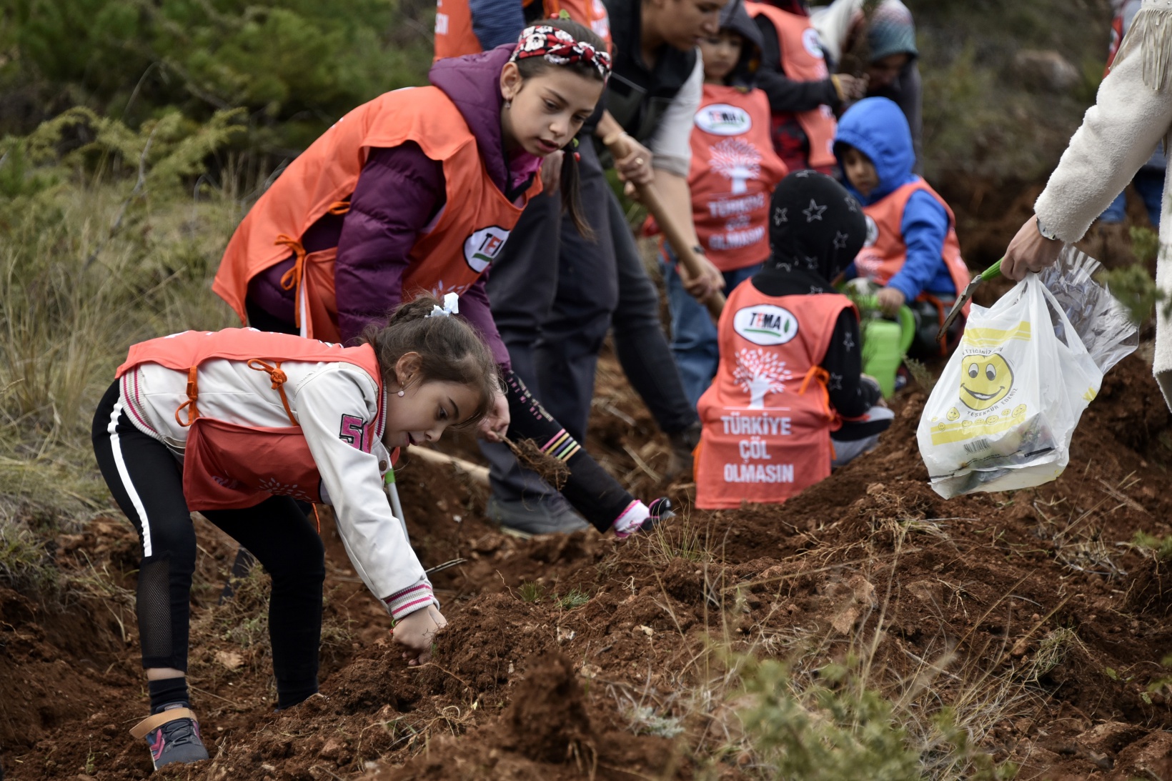 Cumhuriyet Bayramı’nda 200 fidanı toprakla buluşturdular 9