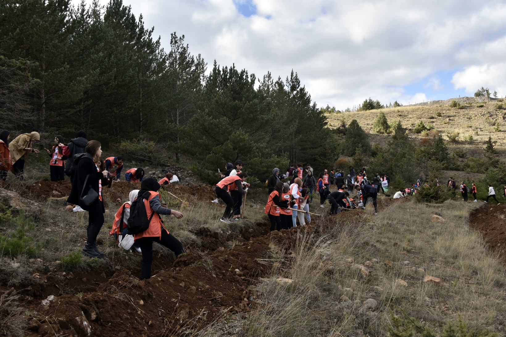 Cumhuriyet Bayramı’nda 200 fidanı toprakla buluşturdular 5