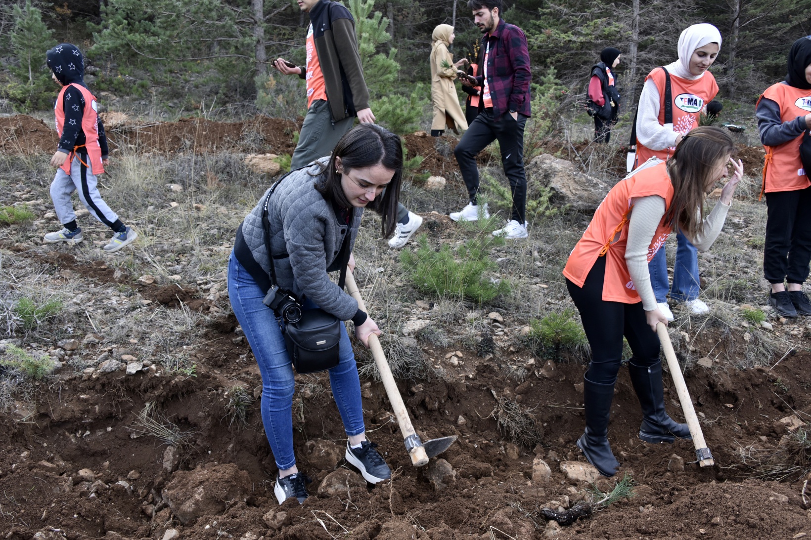 Cumhuriyet Bayramı’nda 200 fidanı toprakla buluşturdular 16