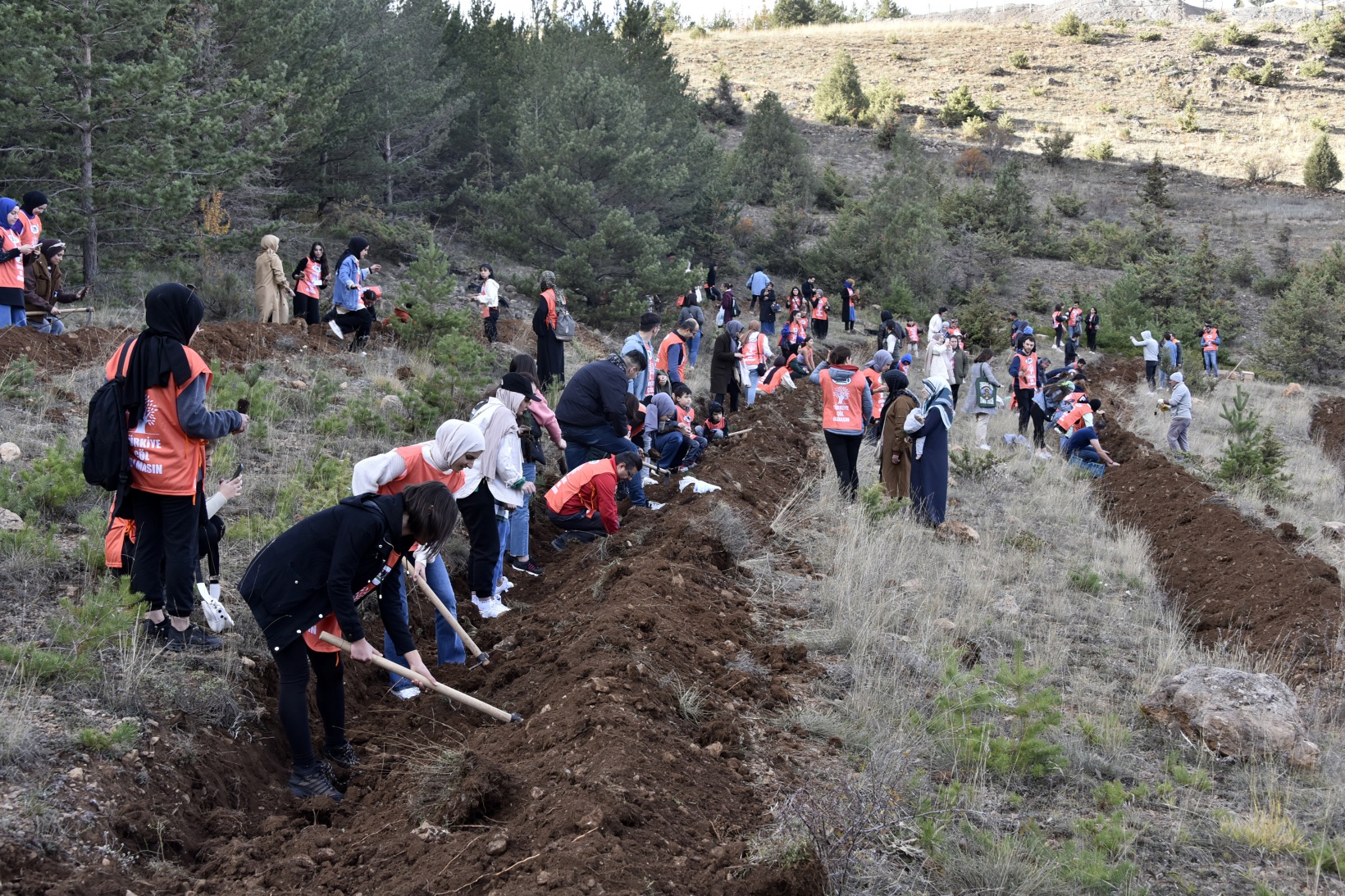 Cumhuriyet Bayramı’nda 200 fidanı toprakla buluşturdular 15