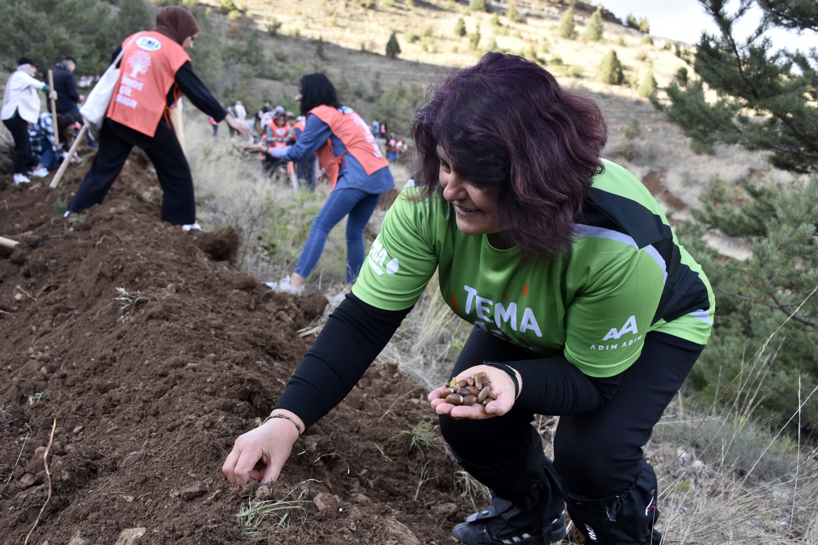 Cumhuriyet Bayramı’nda 200 fidanı toprakla buluşturdular 1