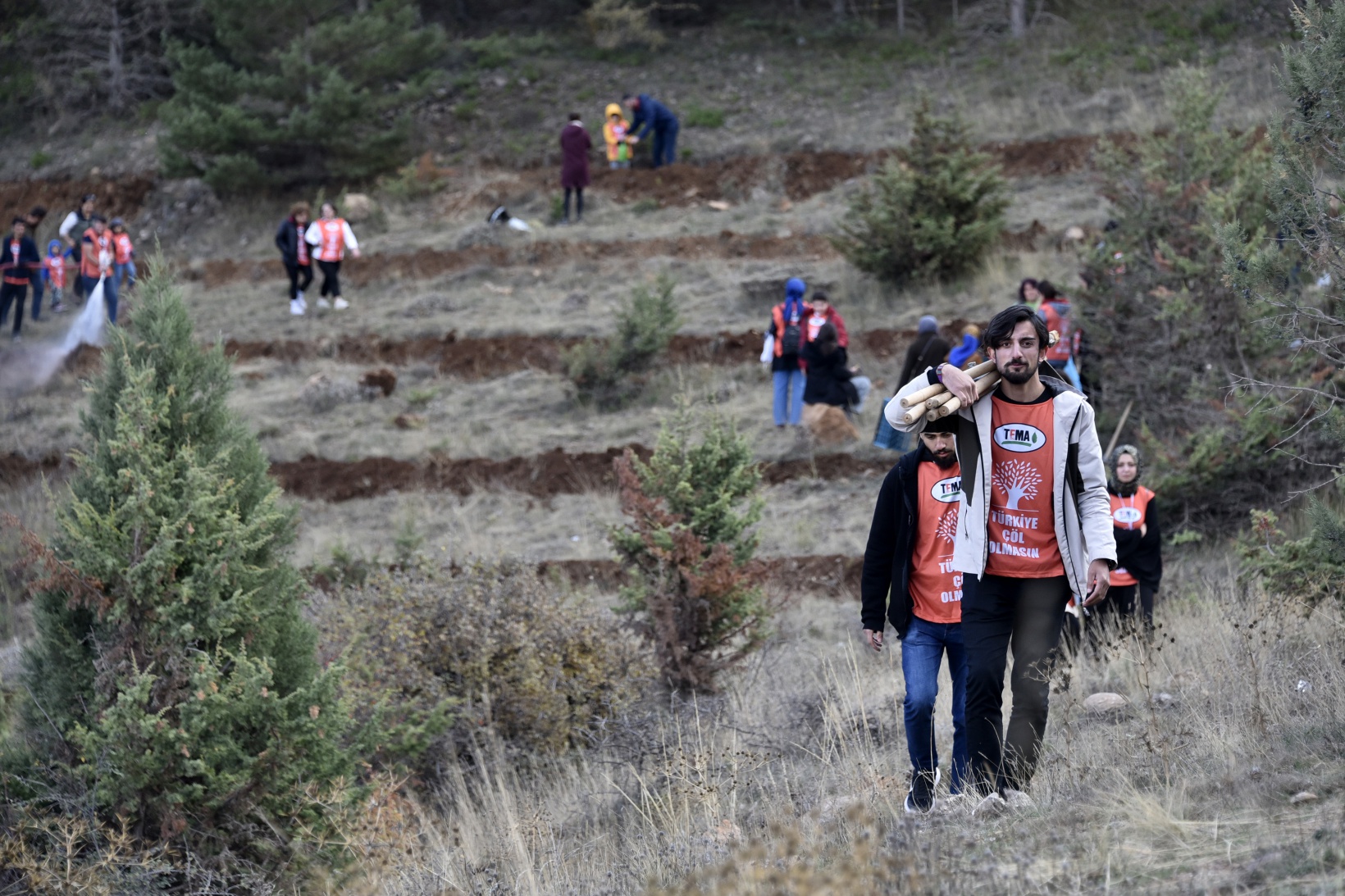 Cumhuriyet Bayramı’nda 200 fidanı toprakla buluşturdular 10