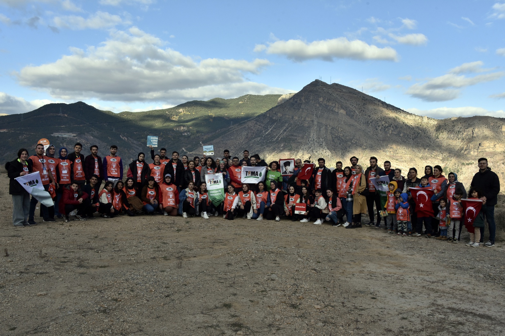 Cumhuriyet Bayramı’nda 200 fidanı toprakla buluşturdular 14
