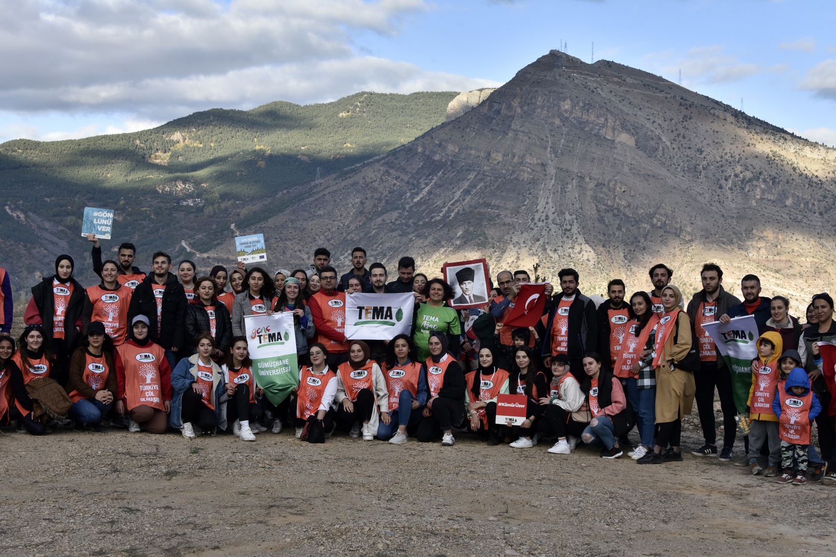 Cumhuriyet Bayramı’nda 200 fidanı toprakla buluşturdular 17