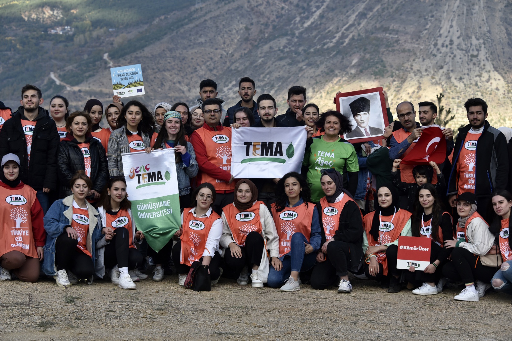 Cumhuriyet Bayramı’nda 200 fidanı toprakla buluşturdular 11