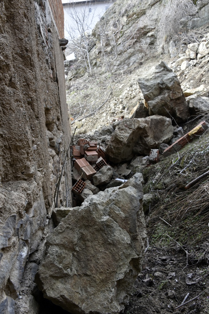 Gümüşhane’de dağdan kopan kayalar evin üzerine yuvarlandı 1